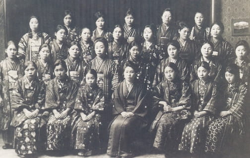 1924年「岡縫製教授所」の第1回修業記念写真