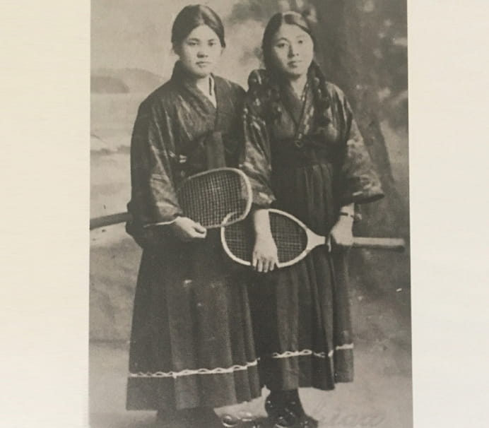 まだ私塾だった1928（昭和3）の制服。袴の白線は女学生の象徴でした。