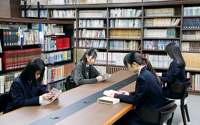 休み時間や自習時間の勉強にも使える図書室。