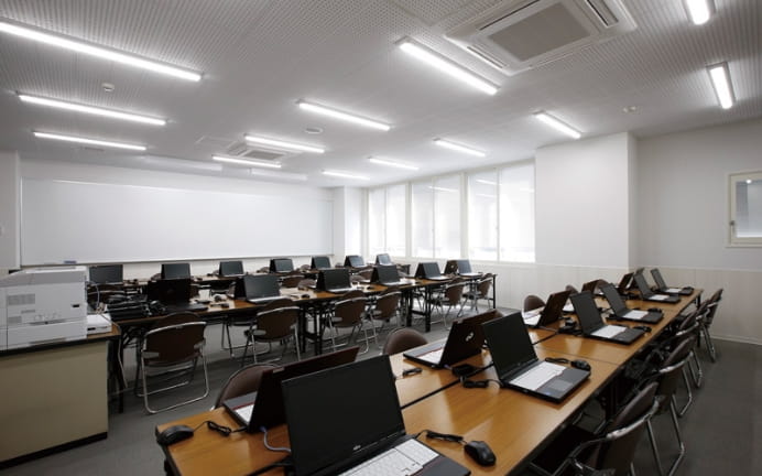 情報教室は2部屋で情報の授業が展開されます。「メディアラボ室」では情報以外の授業の他、アクティブラーニングなど多様な活用が目指されています。